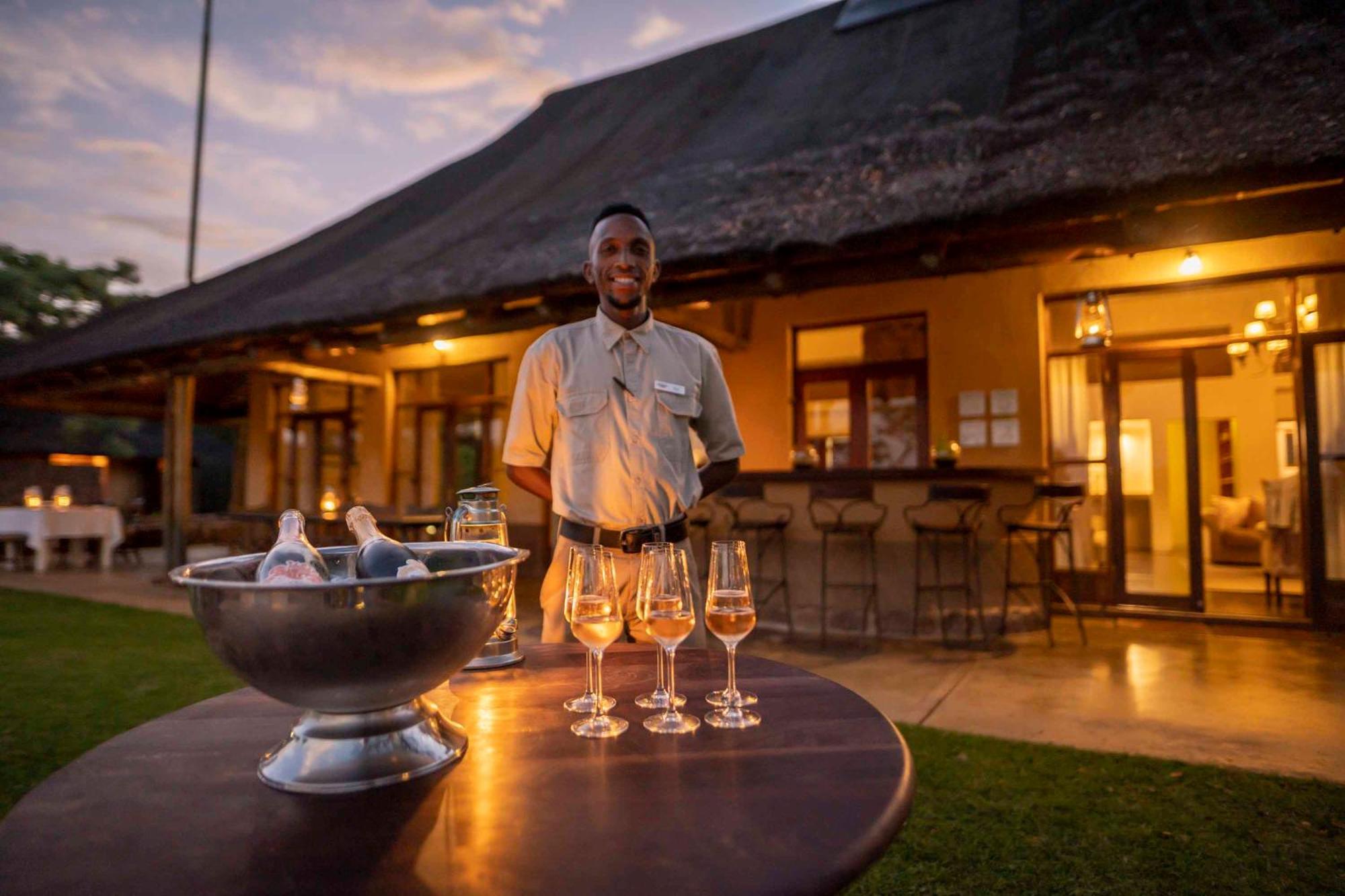Ekuthuleni Lodge สตรานด์ ภายนอก รูปภาพ